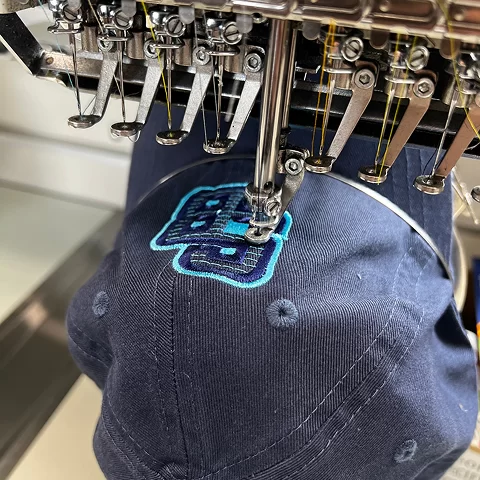 Individuelles Branding der Kleidung - Logo-Stickerei auf der Mütze
